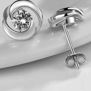 925 Sterling Silver petite flower with stone. NWT Fast Ship.